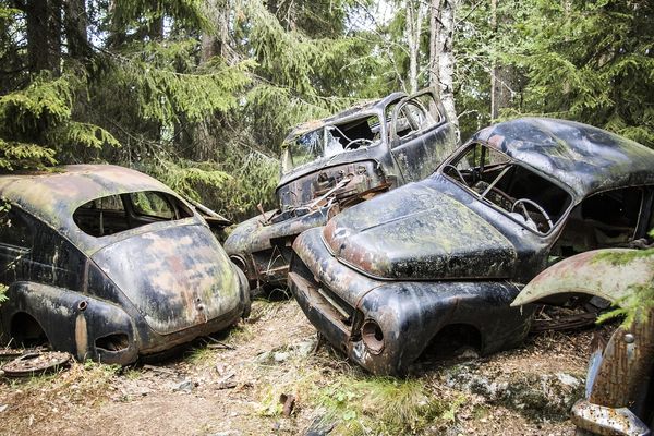 Jak działa stacja demontażu pojazdów? Wszystko co powinieneś wiedzieć