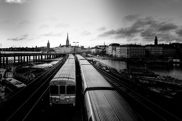 Pasy lawetowe i odciągi łańcuchowe – jakie mają funkcje i jak je prawidłowo używać?